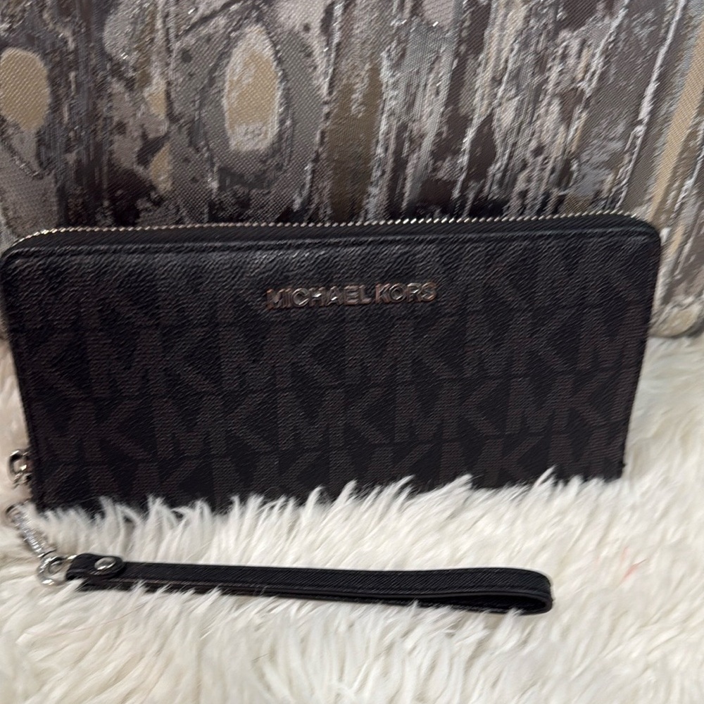 Michael Kors Black Wallet Sleek Leather Design